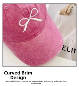 Detail der rose-pinken gewaschenen Baumwoll-Basecap mit weißer Schleifenbestickung