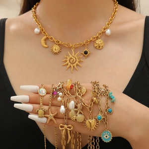 Set collana boho dorata con pendenti sole luna e stella marina su modella donna