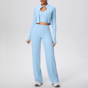 Détail d'un ensemble de yoga bleu clair 3 pièces avec tissu côtelé et trous pour les pouces