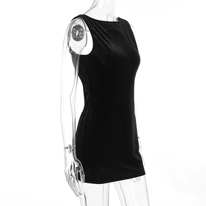 Vue latérale d'une mini robe noire moulante sans manches montrant la coupe ajustée