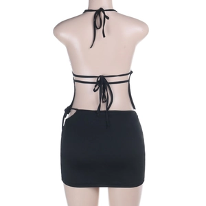 Vue arrière d'un ensemble mini robe dos nu en maille noire avec des détails à nouer au dos