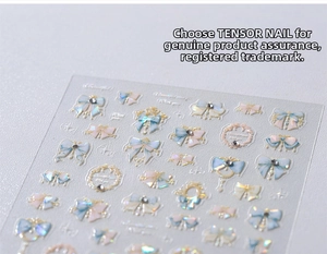 Vue macro détaillée de stickers à ongles 3D avec des nœuds bleu-rose et des motifs floraux