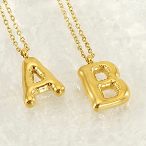 Collier avec pendentif lettre initiale dorée et texture gonflée brillante
