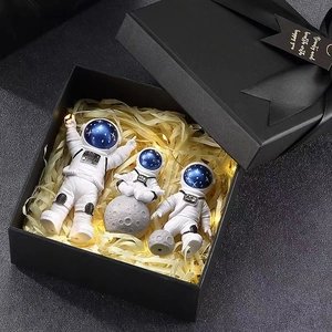 Tre figurine di astronauti in resina in confezione regalo con luci LED e rafia