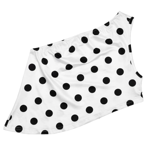 Vue détaillée du haut blanc à une épaule à pois avec ourlet asymétrique et tissu lisse