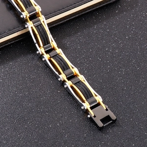 Bracelet pour homme en câble d'acier tissé avec des détails métalliques or et argent