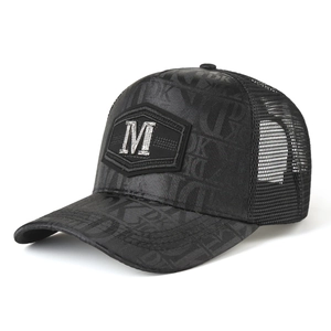 Nahaufnahme der schwarzen Mesh-Truckerkappe mit silbernem M-Abzeichen und Monogramm