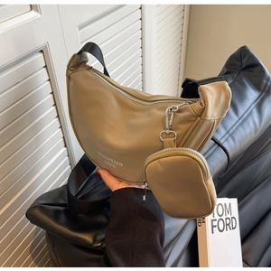 Dettaglio borsa hobo in nylon kaki con astuccio rimovibile e logo Mountain Line
