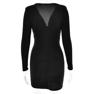 Détail de la robe moulante noire à manches longues avec décolleté en V au dos et fronces