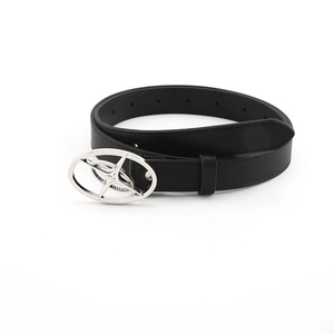 Cintura in pelle nera con fibbia ovale argentata e motivo a stella stile minimalista