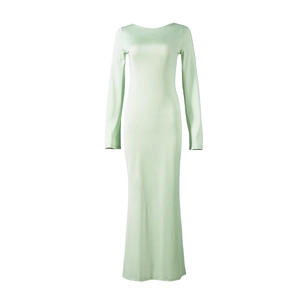 Dettaglio dell'abito aderente verde menta a maniche lunghe con texture liscia elastica