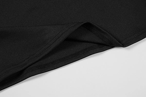 Détail de robe en maille noire montrant les coutures doubles et la texture fine du tissu