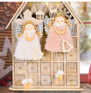 Details des Adventskalender-Hauses aus Holz mit Plüschengeln und Silberflügeln
