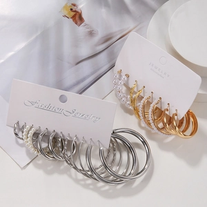 Detail-Set aus Gold- und Silber-Creolen mit Perlen und gedrehten Texturen