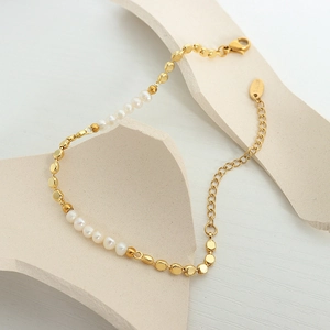Chic gold-plated stainless steel chain bracelet with freshwater pearls and toggle clasp