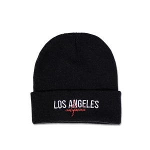 Dettaglio del ricamo Los Angeles e California su un berretto in maglia nera invernale