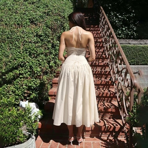 Vue détaillée du dos d'une robe longue dos nu beige élégante avec design ajouré