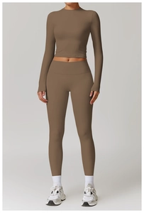 Détail d'un ensemble de yoga taille haute avec haut court et legging assorti