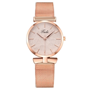 Montre à quartz pour femme en or rose avec bracelet en maille milanaise et cadran à feuilles
