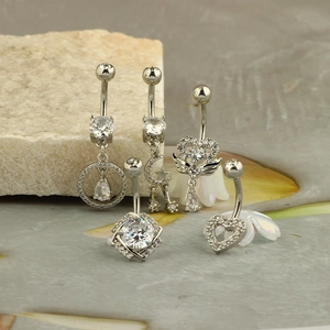 Détail de l'ensemble de piercings de nombril argentés avec zircon en étoile et lune