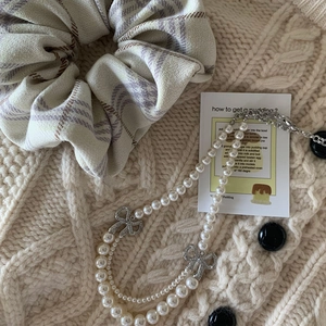 Collier de perles double couche avec pendentif nœud diamant et chouchou à carreaux