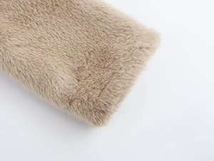 Macro d'une texture en fausse fourrure camel de haute qualité montrant les fibres douces