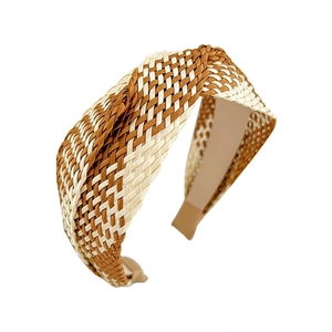 Serre-tête tressé de style bohème en marron et beige sur un fond blanc propre et net