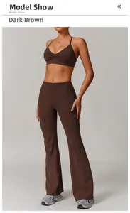 Détail de l'ensemble de yoga marron avec brassière col V et legging évasé sur mannequin