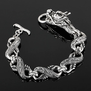 Gros plan détaillé du fermoir tête de dragon sur le bracelet en acier inoxydable