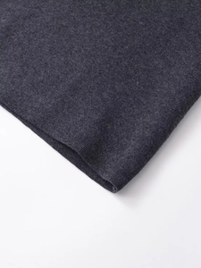 Dettaglio macro della trama in maglia grigio scuro e rifiniture di cucitura professionali