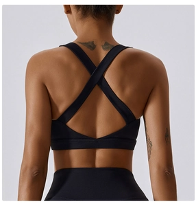 Dettaglio del reggiseno sportivo nero con design racerback e tessuto altamente elastico e traspirante