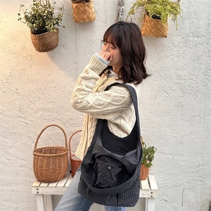 Nahaufnahme der großen Karo-Tasche mit vorderer Klappentasche und Textur-Details