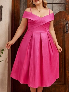 Robe longue élégante en satin fuchsia avec décolleté croisé et jupe évasée plissée