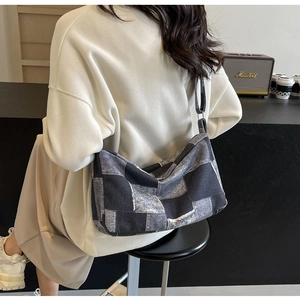 Vue détaillée d'une femme portant le sac bandoulière en denim à carreaux patchwork