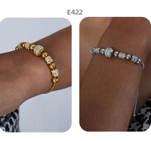 Détail de bracelets chaîne serpent réglables en or et argent avec perles de zircone