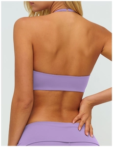 Nahaufnahme des violetten Halter-Sport-BHs mit Metallring und offenem Rücken-Design