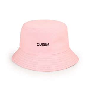 Vue détaillée du chapeau bob rose en coton avec broderie noire de lettres Queen