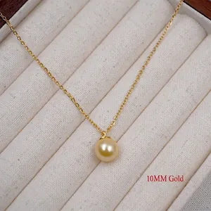 Dettaglio di un ciondolo con perla dorata da 10mm su una sottile catena d'oro lucida