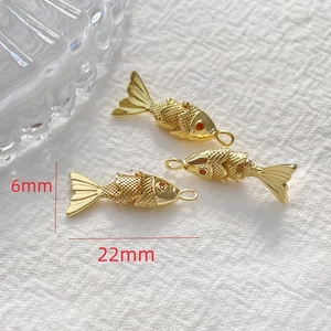 Detailansicht der 14k vergoldeten Koi-Fisch Anhänger, Maße ca. 22mm x 6mm für Schmuck