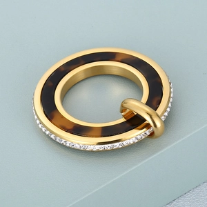 Pendentif rond en acier doré avec résine ambre et bordure en cristaux brillants