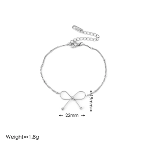Detail of gold-plated stainless steel bow bracelet with dimensions 22mm x 19mm and 1.8g weight