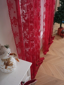 Rideau de Noël en dentelle rouge avec motifs de flocons de neige et de rennes