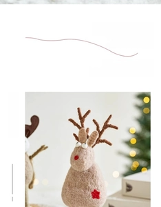 Détail d'un renne de Noël en feutre avec étoile rouge et décoration festive chaleureuse