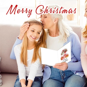 Famille partageant une carte de vœux Joyeux Noël avec illustrations festives et enveloppes
