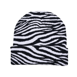Bonnet en tricot motif vache à rayures zébrées noir et blanc avec revers d'hiver