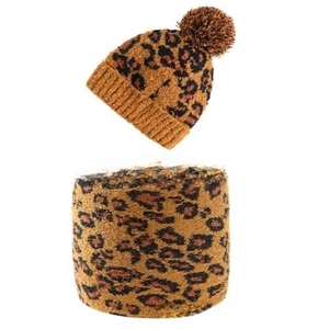 Dettaglio cappello in maglia leopardata per bambini con pompon marrone e scaldacollo
