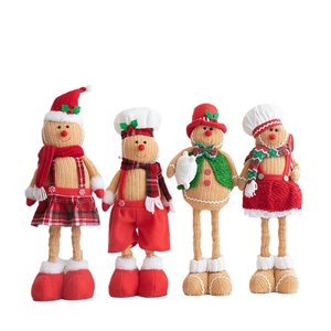 Lot de quatre poupées bonhomme de pain d'épices en tenues festives pour décor de Noël