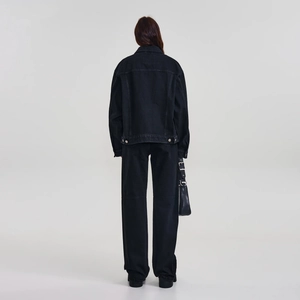 Vue arrière d'un ensemble en jean noir délavé avec jean droit et veste classique