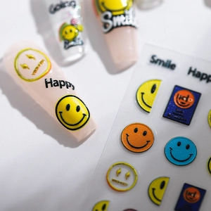 5D geprägte Nageltattoos mit bunten Smileys und Happy-Texten auf langen künstlichen Nägeln