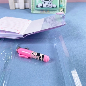Nahaufnahme eines rosa Panda-Notizbuch-Sets inklusive passendem Kugelschreiber und Verpackung